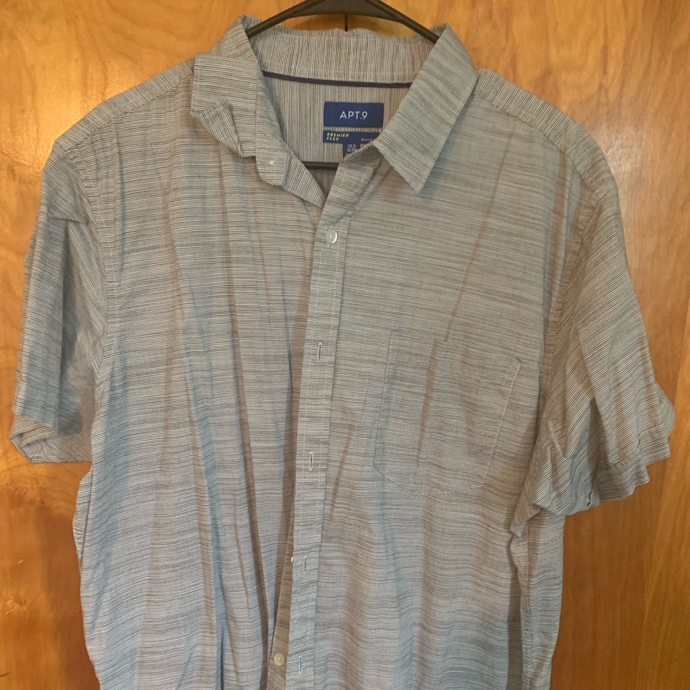 Men’s short sleeve button down shirt slim fit.